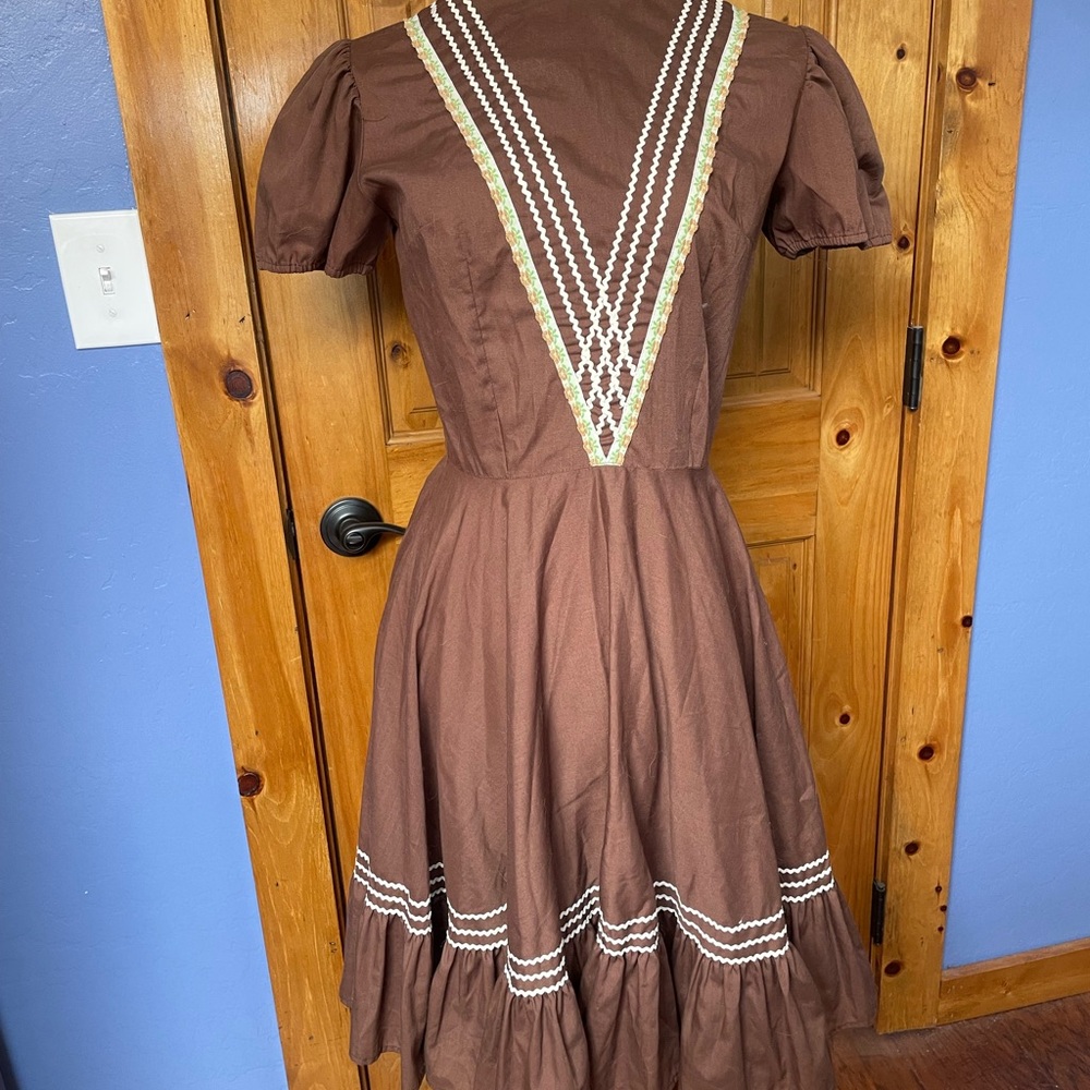 Vintage Brown Midi Sundress with Puff Sleeves and V-Neck